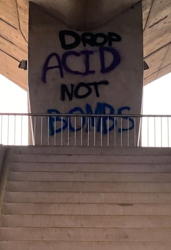 Graffiti op de brug in Nijmegen
